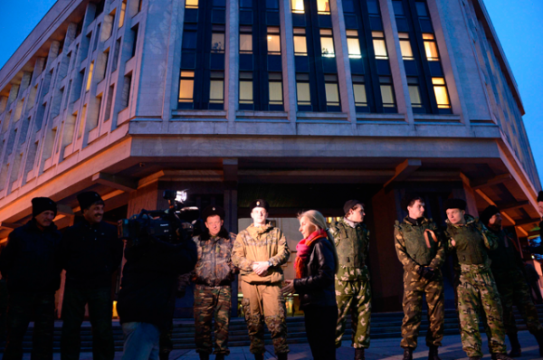 Журналисты проводят интервью перед зданием крымского парламента в Симферополе