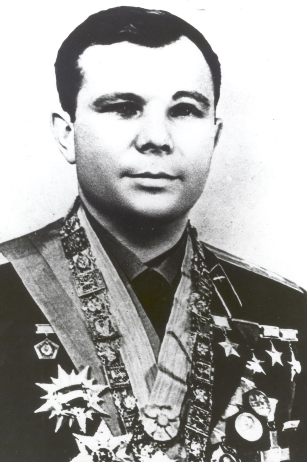 За штурвал самолёта Гагарин вернулся в декабре 1967 года, выполнив полёт на МиГ-17. Тогда космонавт допустил ошибку, характерную для пилотов низкого роста, имевших перерыв в полётах, - он неверно рассчитал посадку и смог приземлиться только со второго раза.