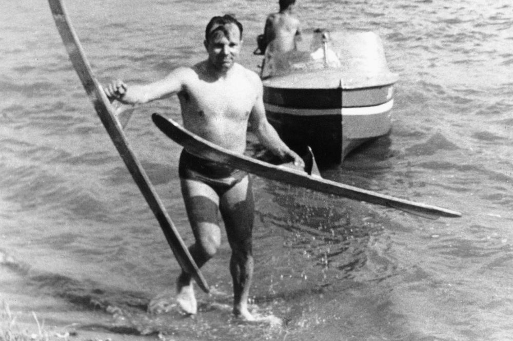 В космический отряд Гагарин попал в 1960 году. «Любит зрелища с активным действием, где превалирует героика, воля к победе, дух соревнования. Уверен в себе, в своих силах. Тренировки переносит легко, работает результативно», - было сказано в заключении психологов.