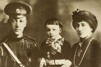 Анна Ахматова и Николай Гумилёв с сыном Львом. 1913 или 1916 год.