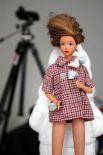 Поначалу кукла вызвала настороженные отклики в обществе – многие сочли Барби вульгарной, однако она быстро приобрела популярность среди школьниц.