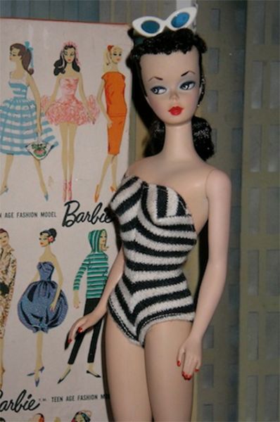 Первая кукла Барби была представлена в 1959 году. Она была представлена в двух вариантах – блондинки и брюнетки.