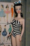 Первая кукла Барби была представлена в 1959 году. Она была представлена в двух вариантах – блондинки и брюнетки.
