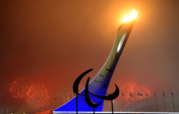 В самом конце церемонии на стадионе «Фишт» был поднят флаг Международного паралимпийского комитета, а также зажжён Паралимпийский огонь.
