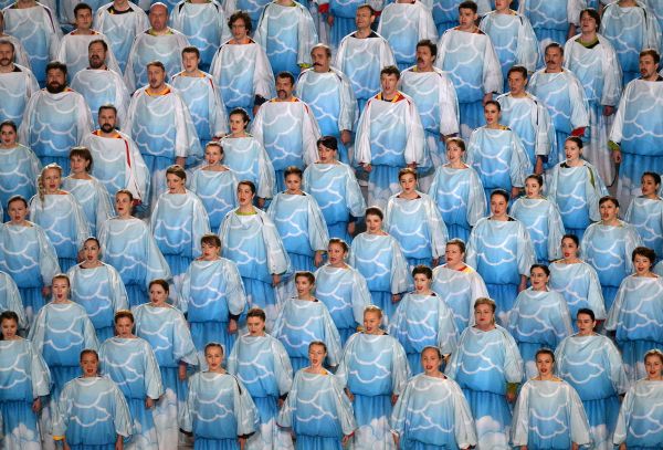 Как и церемония открытия Олимпийских игр, шоу состояло из грандиозного театрализованного представления.