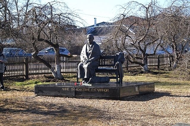 Памятник матери Гагарина
