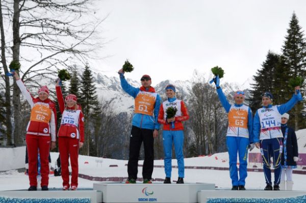 Российским триумфом 8 марта завершилась биатлонная гонка на шесть километров – Михалина Лысова (в центре с ведущим Алексеем Ивановым) одержала победу, а Юлия Будалеева (слева с ведущей Татьяной Мальцевой) финишировала второй.