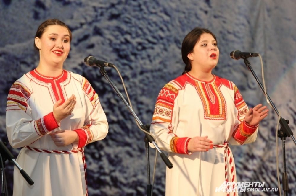 На празднике.