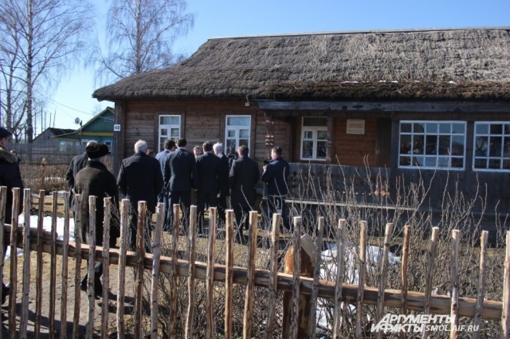 У дома семьи Гагариных в Клушино.