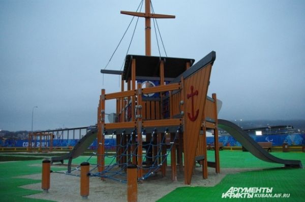 На детской площадке в Олимпийском парке возведен целый корабль.