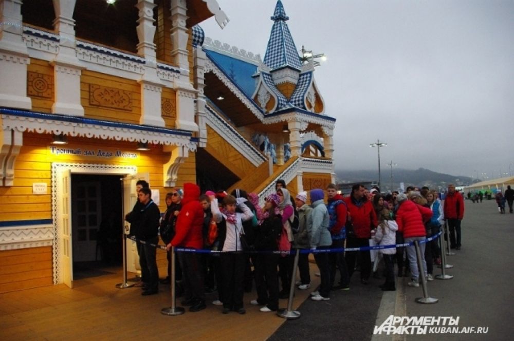 У входа обирается очередь: многие хотят зайти и поздороваться с Дедом Морозом из Великого Устюга.