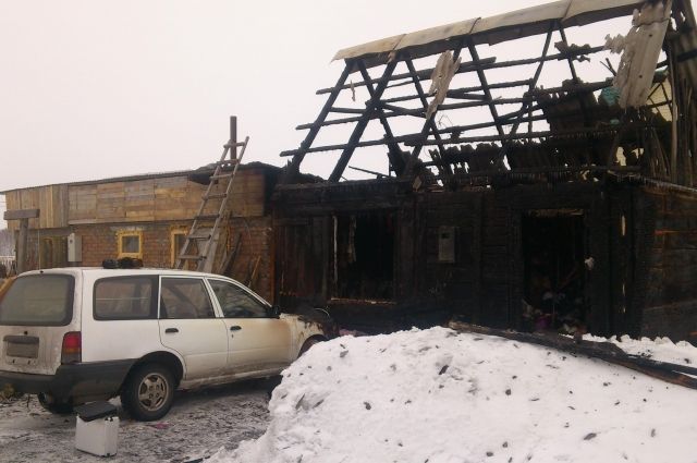 В Омске из-за пожара пострадала молодая семья.