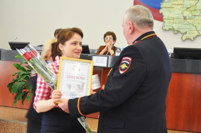 Марина Прожога получает свою награду.
