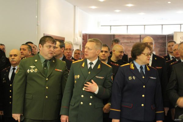 В парадных формах и, на удивление, слегка волнующиеся. Впрочем, волнение и радость испытывали все, кому довелось наблюдать этот ритуал