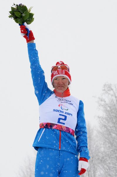 Затем Анна Миленина одержала победу в лыжном спринте на 1 км в категории «стоя».