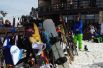 Горная вершина в районе поселка Эсто-Садок буквально завалена лыжами и сноубордами: здесь начинаются трассы для катания. 