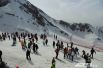Лыжники и сноубордисты на Красной Поляне разминаются перед катанием.