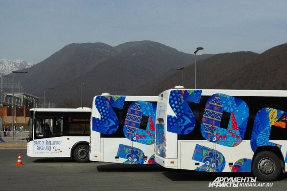 Стоянка олимпийских автобусов на Красной Поляне.