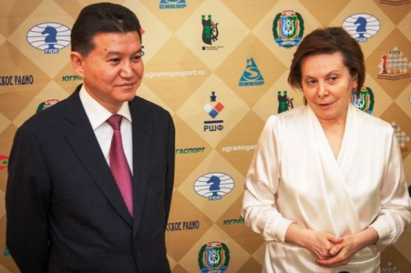 Первыми с приветственным словом выступили глава региона Наталья Комарова и президент ФИДЕ Кирсан Илюмжинов.