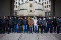 Участники самообороны в оцеплении у Верховной рады Крыма в Симферополе.