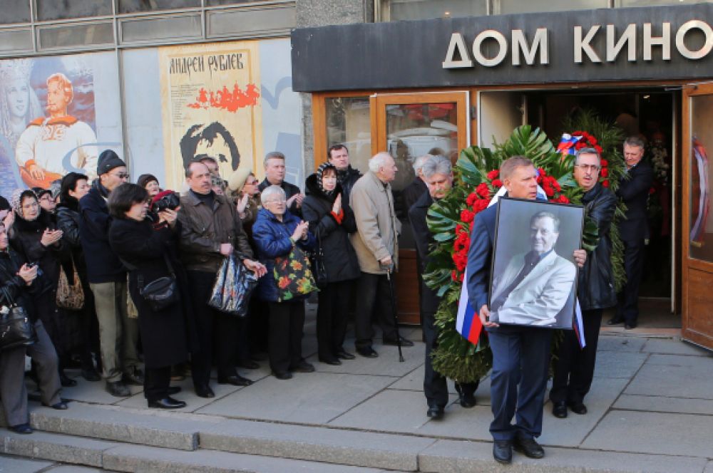 В конце церемонии гроб с телом актёра вынесли из здания Дома кино.