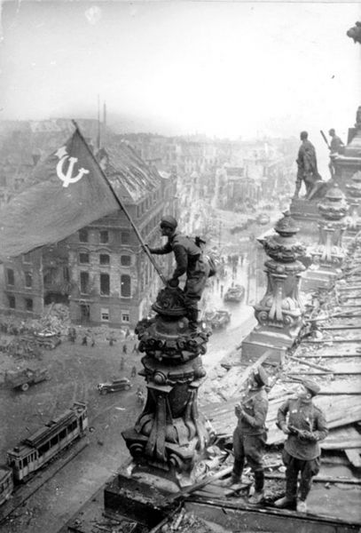 Весной 1945 года в ходе битвы за Берлин в разных местах города были водружены красные знамёна, в том числе несколько на здании Рейхстага. Впоследствии, чтобы сделать запоминающийся образ победы, были сняты несколько постановочных снимков установки Знамени Победы над Рейхстагом, одно из них стало всемирно известным.