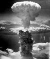 Эта фотография сделана Чарльзом Леви на борту бомбардировщика B-29 во время ядерной атаки на Нагасаки 9 августа 1945 года. На снимке запечатлён взрыв бомбы «Толстяк». Эпицентр взрыва находился над промзоной города, в связи с чем ущерб оказался ниже ожидаемого. Взрыв затронул район площадью около 110 км², на расстоянии до 1 км от эпицентра погибли все люди и животные, дома в радиусе 2 км разрушены, бумага и другие возгорающиеся материалы воспламенялись на расстоянии до 3 км от эпицентра.