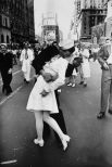 На Таймс-сквер в Нью-Йорке 14 августа 1945 года американцы отмечали день победы над Японией. Эта фотография сделана в этот момент Альфредом Эйзенштадтом. Снимок стал символом наступившего мира.