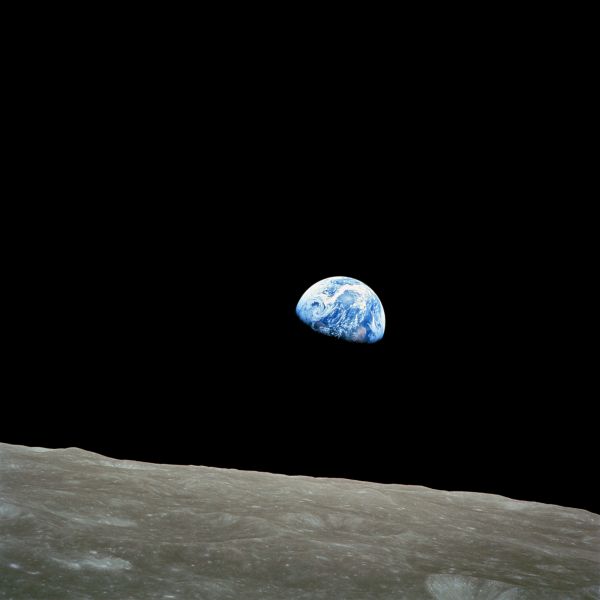 В рамках подготовки к высадке на Луне NASA отправила к спутнику Земли пилотируемый корабль «Аполлон-8». В задачи экипажа входили съёмки поверхности Луны и несколько навигационных экспериментов без посадки на спутник. Один из астронавтов, предполагается, что это был Уильям Андерс, сделал несколько снимков Луны, позже облетевших всю планету и воспроизведённых на марках. На этой фотографии Земля снята на расстоянии свыше 300 000 км.
