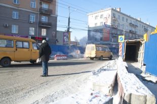 Омские пешеходы переходят дорогу в неположенном месте.