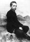 В детстве Эйнштейн учился в католической школе и до 12 лет оставался глубоко религиозным ребёнком, а затем неожиданно увлёкся научно-популярной литературой. В 21 год Эйнштейн закончил Политехникум, получив диплом преподавателя математики и физики. На фото: Альберт Эйнштейн в 14 лет.