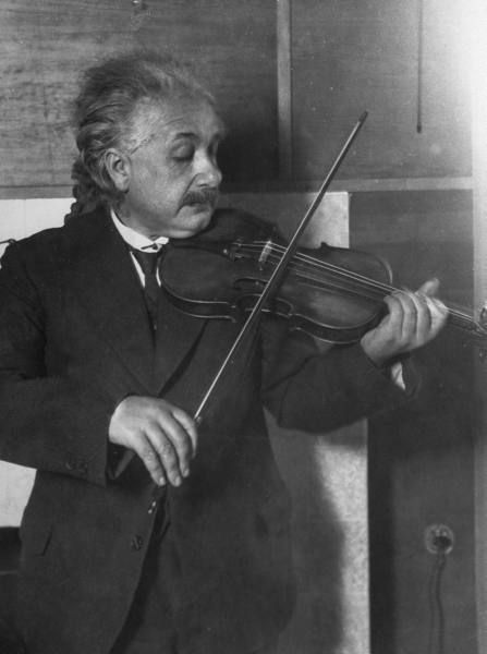 После войны Эйнштейн занимался проблемами космологии и единой теорией поля. Вместе с этим учёный всё чаще играл на скрипке – он никогда не расставался с этим музыкальным инструментом. В литературе Эйнштейн отдавал предпочтение Льву Толстому, Фёдору Достоевскому и Бертольту Брехту. Вместе с этим он увлекался филателией и садоводством.