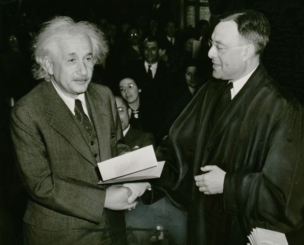 Во времена нацистской Германии Альберт Эйнштейн открыто выступал против фашизма и в 1933-м был вынужден навсегда покинуть страну. Он переехал в США, которые выдали учёному сертификат о гражданстве в 1940 году.