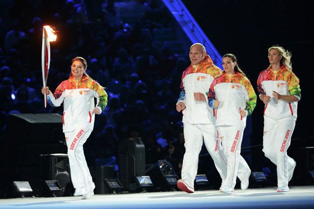 Алина Кабаева с олимпийским факелом. Александр Карелин, Елена Исинбаева и Мария Шарапова.