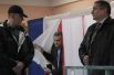 Одним из первых проголосовал премьер-министр Крыма Сергей Аксенов. Он вместе с дочерью прибыл на избирательный участок почти сразу после открытия.