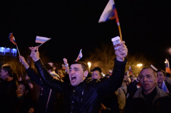 В руках люди держали крымские и российские флаги, а также плакаты с лозунгами. Один из них гласил: «С Россией в Крыму - мир!».
