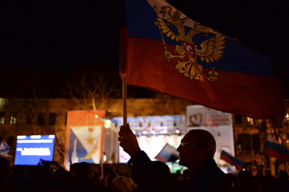 На референдум были вынесены два вопроса: «Вы за воссоединение Крыма с Россией на правах субъекта РФ?» и «Вы за восстановление действия конституции Республики Крым 1992 года и за статус Крыма как части Украины?».
