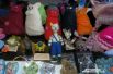 Сотрудники «Хвостиков» устроили продажу кошачьих сувениров: игрушек, сделанных своими руками, шариков и других мелочей. 