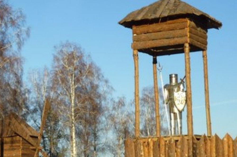 Каждый, кто въезжает на территорию, удивляется, ведь фигуры сделаны в человеческий рост.