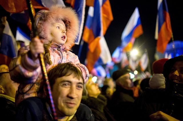 В ночь после референдума жители Симферополя вышли на улицы праздновать. В руках - теперь уже свои, российские флаги.