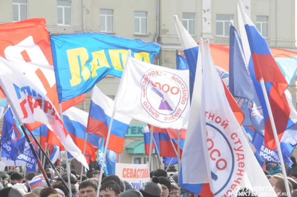 Сотни омичей вышли, чтобы поддержать идею присоединения Крыма к России.