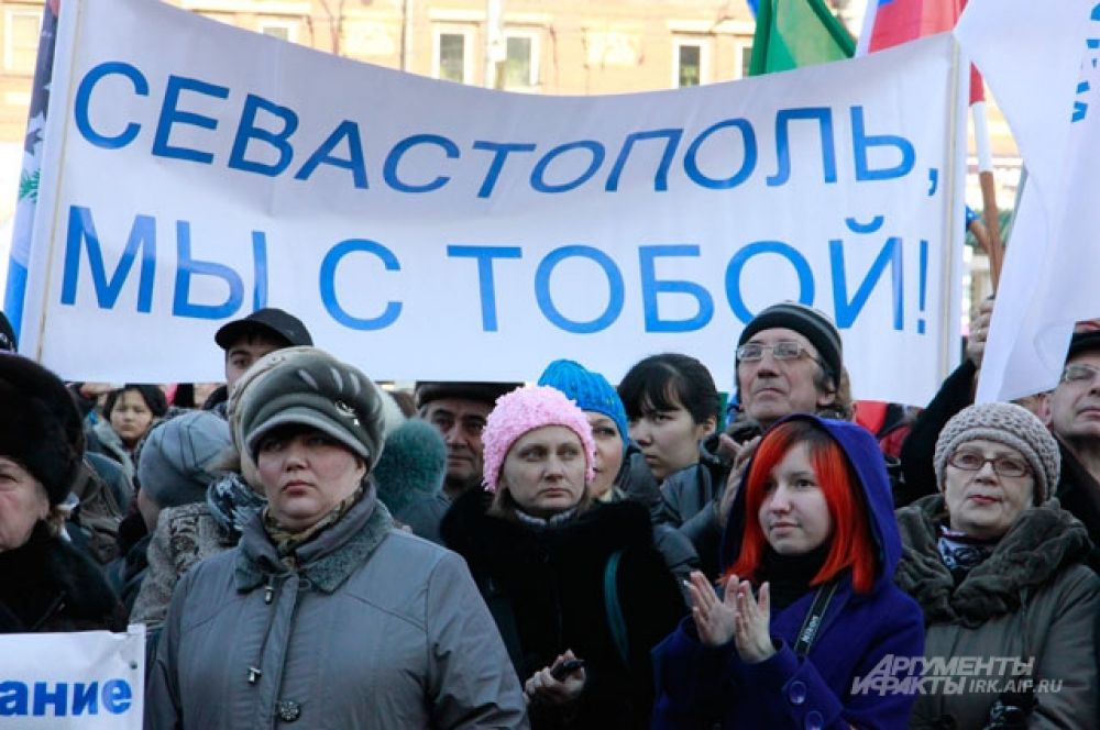 На митинг пришли представители молодого и старшего поколения.