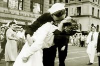 Знаменитое фото «Поцелуй на Таймс-Сквер». Автор Альфред Эйзенштадт. 14 августа 1945.