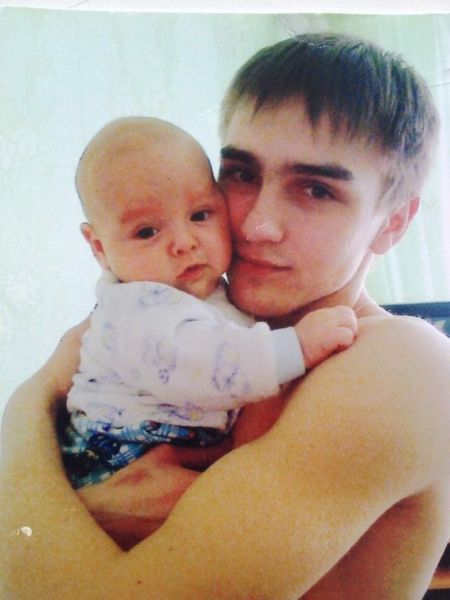 Александр с ребёнком.