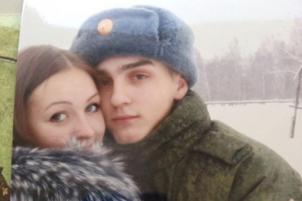 Алёна провожает мужа в армию.