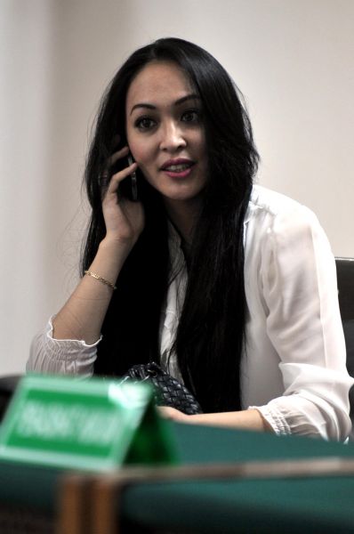 Анжелина Сондах тоже родилась в семье иммигрантов – в Австралии. Однако затем она вернулась на родину предков в Индонезию, где выиграла титул Мисс Индонезия, а позже была избрана в парламент страны.