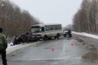 На трассе произошло столкновение легкового автомобиля и автобуса.