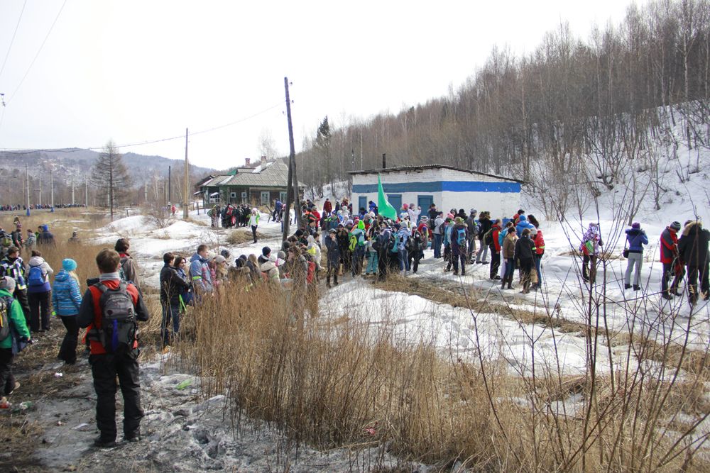 Добирались до Ангосолки участники в 4 вагонах электрички.