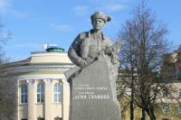 Памятник юному партизану Лёне Голикову в Великом Новгороде.