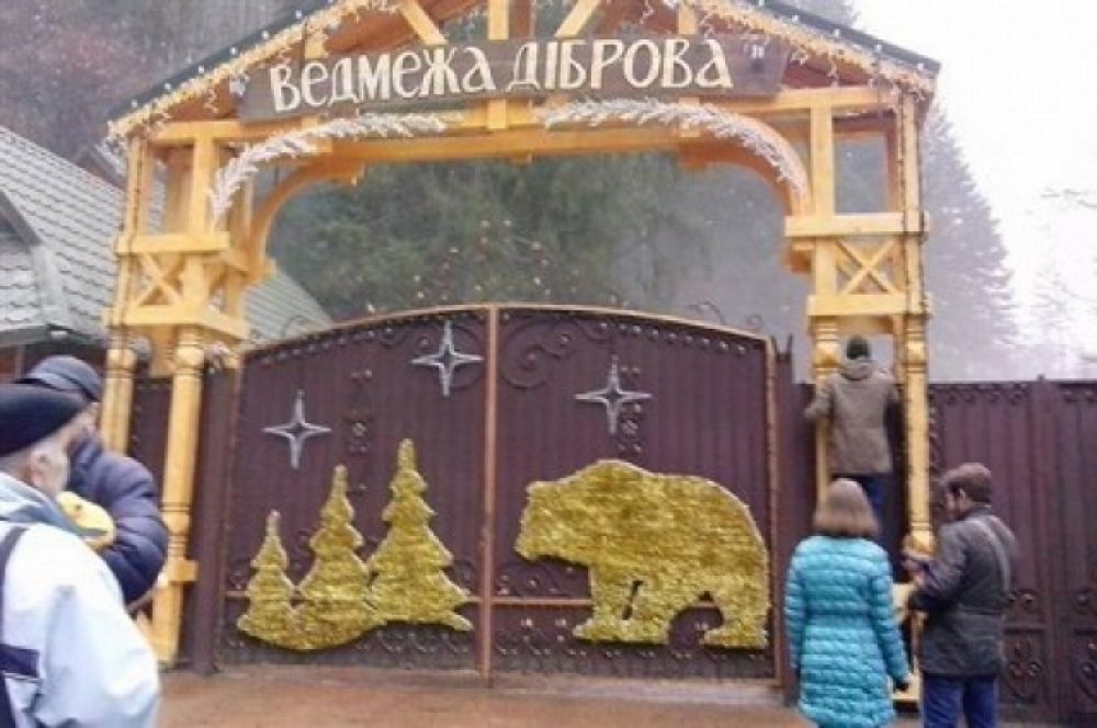 У Медведвука на даче есть хозяйственный домик, колыба, своя ферма и сыроварня
